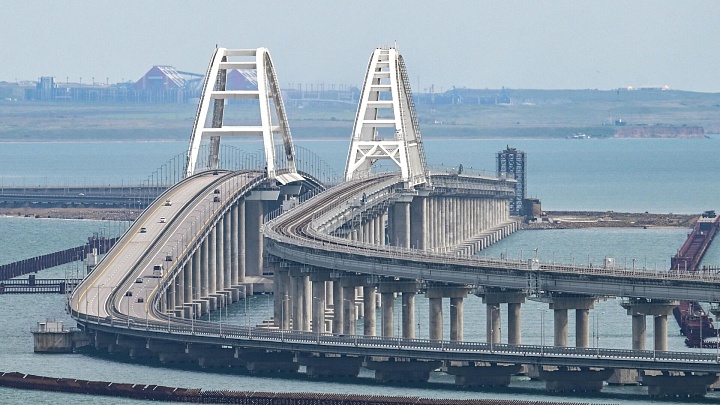 Движение транспорта на Крымском мосту временно остановлено