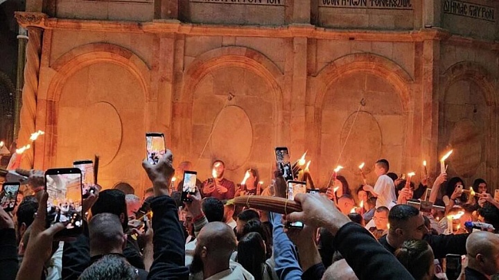 Делегация Фонда Андрея Первозванного с Благодатным огнем вылетела в Москву