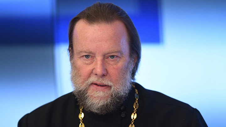 Священник призвал запретить внедрение чипов в мозг